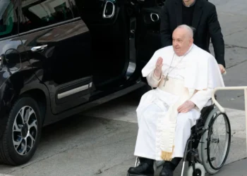 Papa regista “ligeira melhoria” e “retoma algumas atividades” de trabalho