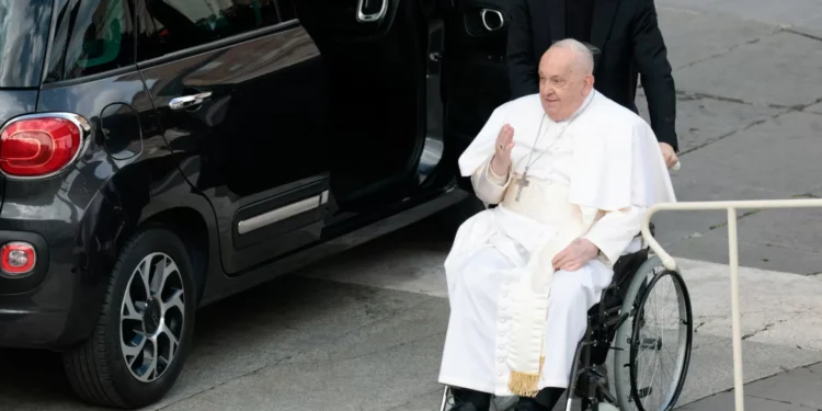 Papa regista “ligeira melhoria” e “retoma algumas atividades” de trabalho