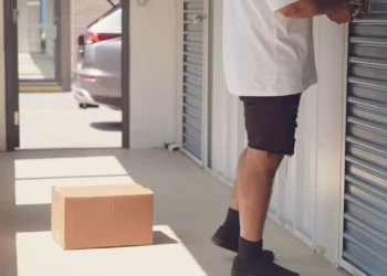 Procurada por tentativa de homicídio após trancar namorado em arrecadação