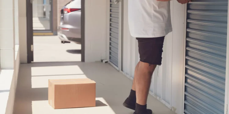 Procurada por tentativa de homicídio após trancar namorado em arrecadação