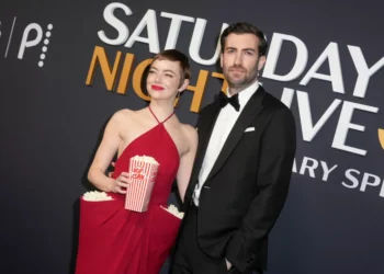 Atriz Pipoca e 50 tons de cinza: as inusitadas produções fashion de Emma Stone e Dakota Johnson