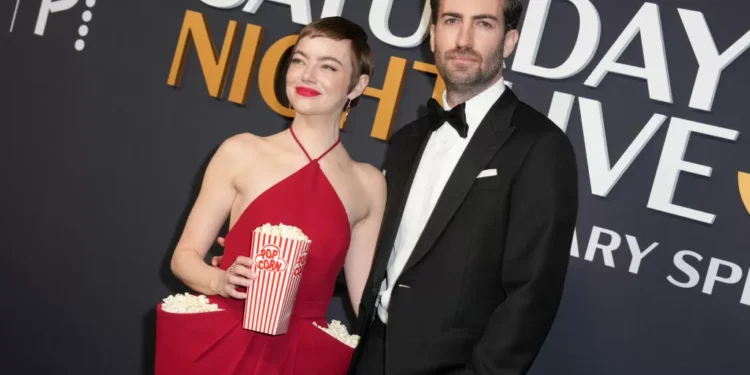 Atriz Pipoca e 50 tons de cinza: as inusitadas produções fashion de Emma Stone e Dakota Johnson