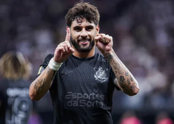 Médica do Corinthians critica gramados sintéticos e cita estudo