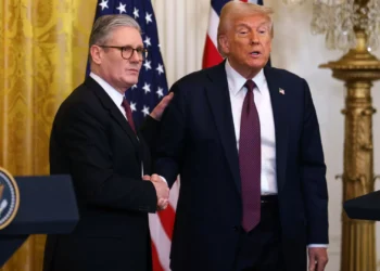 Starmer pede paz que não “recompense o agressor” Rússia