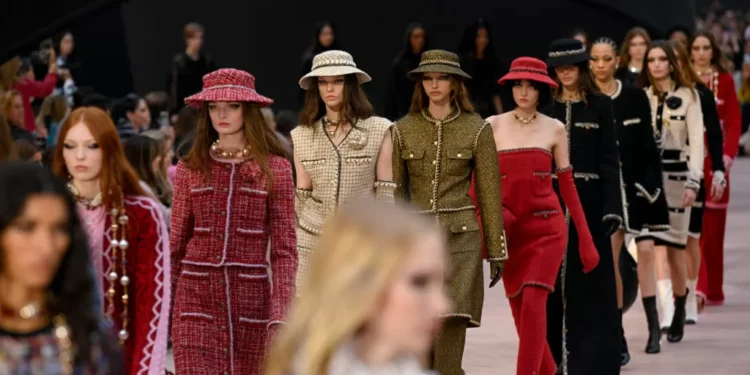 Nostalgia, rendas e golas rufos: as evidentes e as surpreendentes tendências da Semana de Moda de Paris