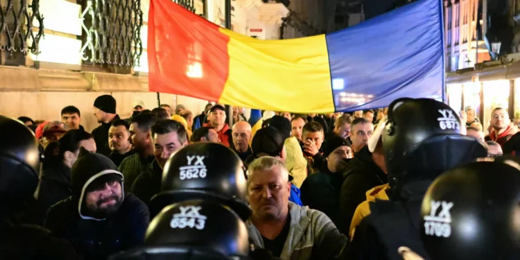 Apoiantes de pró-russo Georgescu saem à rua após ‘chumbo’ na Roménia