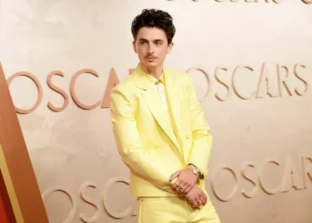 Eles também podem! Homens brilham no Oscar 2025 com visuais ousados e divertidos