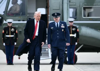 Protesto anti-Trump ataca democratas por apoiarem extensão do orçamento