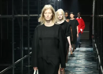 Entenda a tendência ‘glamour cru’ mostrada no desfile da Prada, na Semana de Moda de Milão