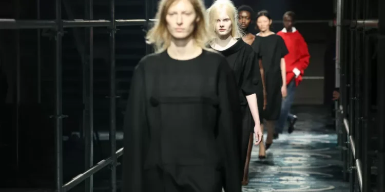 Entenda a tendência ‘glamour cru’ mostrada no desfile da Prada, na Semana de Moda de Milão
