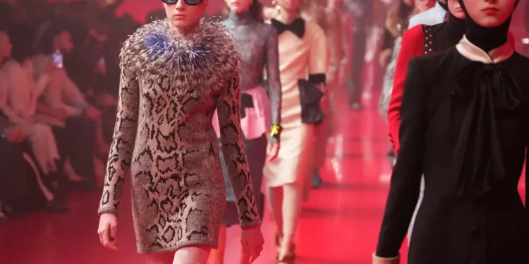 Conheça Kai Schreiber, filha de 16 anos de Naomi Watts, que estreou nas passarelas em Paris