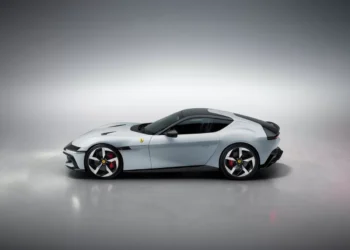 Conheça a Ferrari 12 Cilindri de R$ 7,9 milhões que chegou ao Brasil