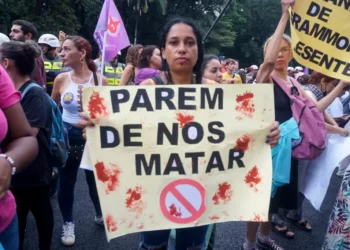 Metade das mulheres vítimas de feminicídio foi morta por armas de fogo