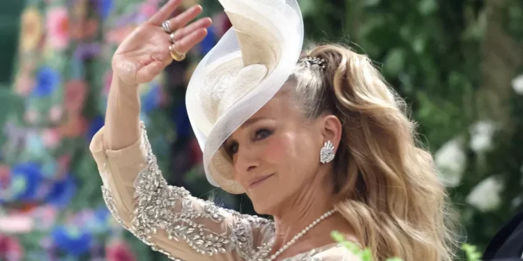Aos 60 anos, Sarah Jessica Parker continua no olimpo da moda com seu jogo de estilo