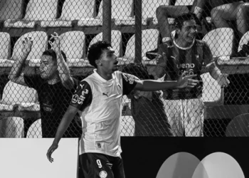 Ancelotti revela que jogador cobriu o rosto para não ouvi-lo