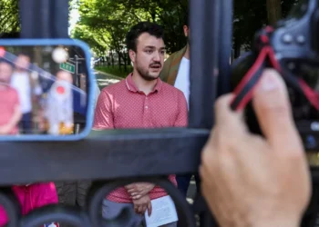 Juiz diz que ativista pró-Palestina detido nos EUA não pode ser deportado