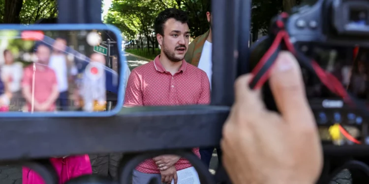 Juiz diz que ativista pró-Palestina detido nos EUA não pode ser deportado