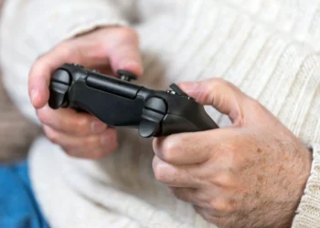 Idosos jogam mais videogame do que frequentam teatros e bibliotecas, aponta pesquisa