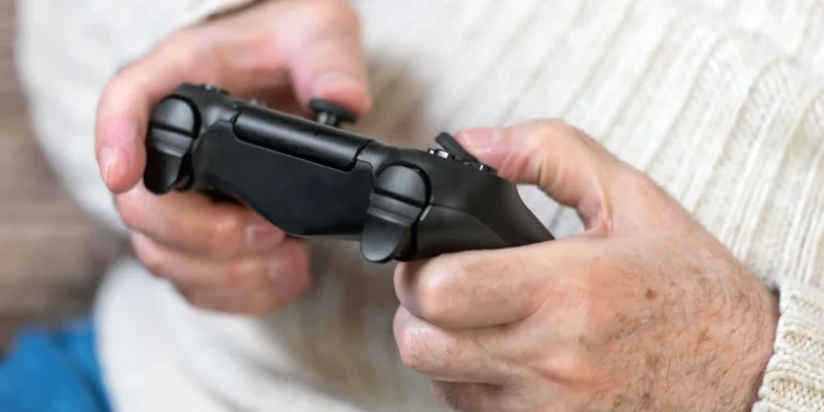 Idosos jogam mais videogame do que frequentam teatros e bibliotecas, aponta pesquisa