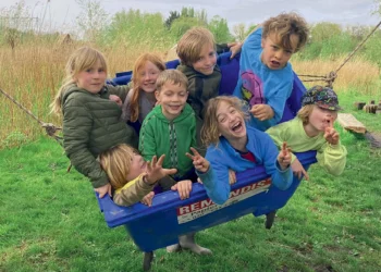 As lições do joelho ralado: a ideia moderna por trás da nova safra de parquinhos