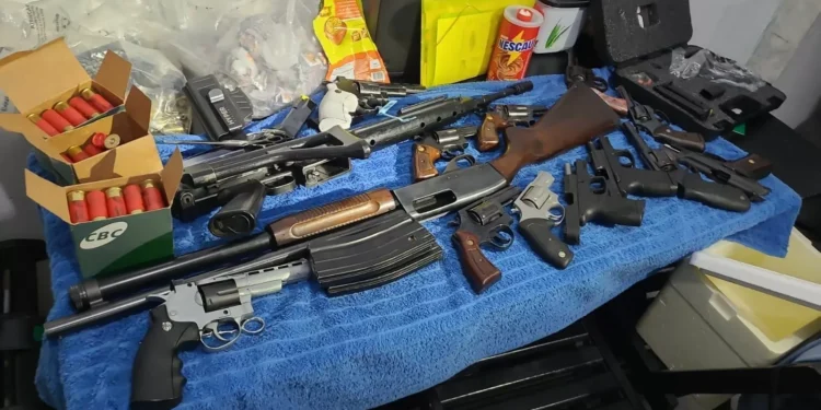 Mais de 2 mil produtos de futebol falsificados são apreendidos em SP