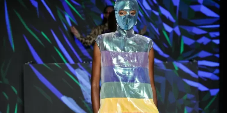 Sem tantas plumas e paetês, Walério Araújo vira a moda do avesso e clama por liberdade