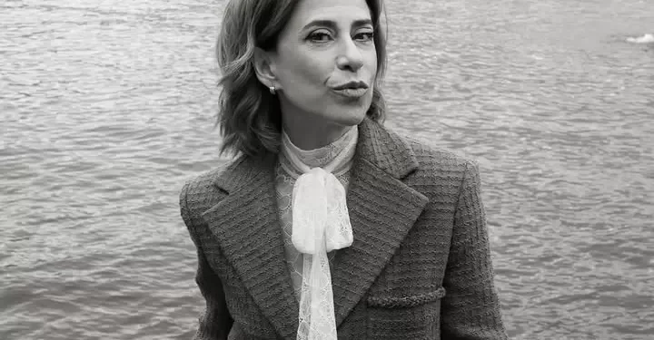 Ela ainda está ali: Fernanda Torres surge em desfile da Chanel ao lado de estrelas de Hollywood