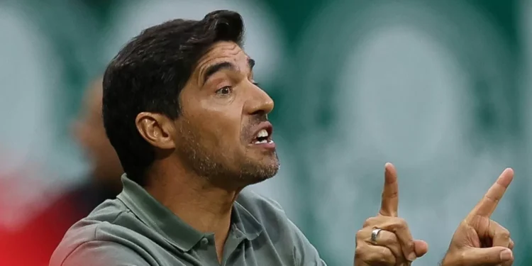 Abel Ferreira discute com jornalista: “É sua opinião”
