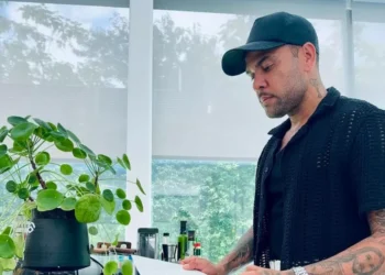 Com mensagens de autoajuda, Daniel Alves ataca de ‘coach’ no Linkedin