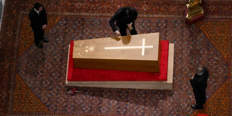 Vaticano divulga imagens do fecho da urna do Papa Francisco