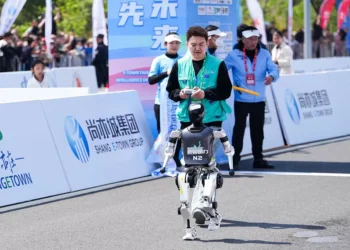 China promove primeira meia maratona de robôs do mundo