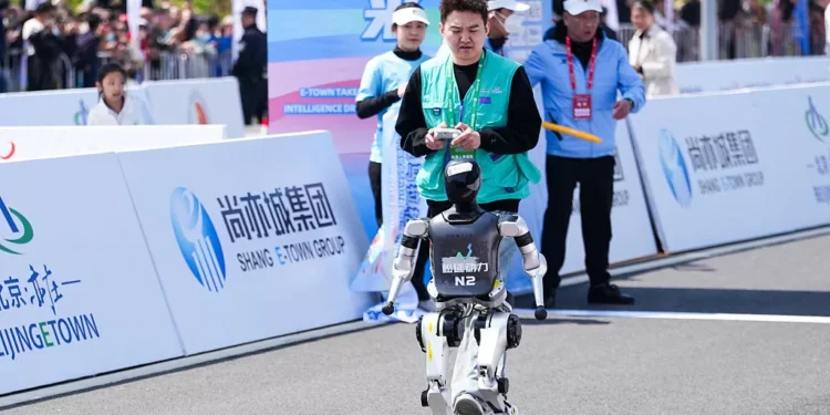 China promove primeira meia maratona de robôs do mundo