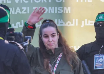 Ex-refém do Hamas tocará violino (que resistiu a Holocausto) em Auschwitz