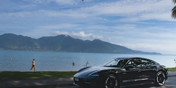 Do asfalto à ilha: como é a viagem de SP a Ilhabela com carro elétrico
