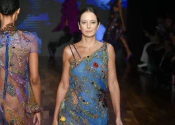 Com Ticiane Pinheiro e Gianechinni, Lino Villaventura traz alta-costura primorosa no SPFW