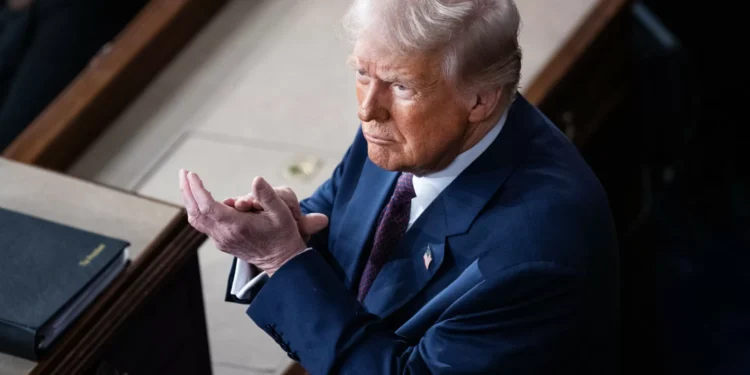 Juíza impede governo Trump de revogar autorização a milhares de migrantes