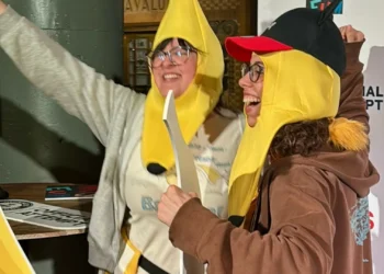 Centenas de pessoas usam chapéu de banana e ganham recorde do Guinness