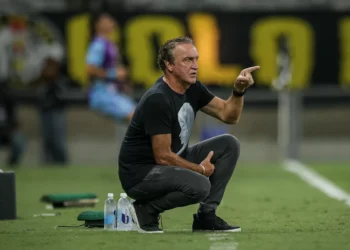 Cuca cobra Conmebol por punição em casos de racismo: “Portão fechado”