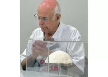 Padre Júlio exibe presente do papa Francisco ao lamentar morte do pontífice; assista