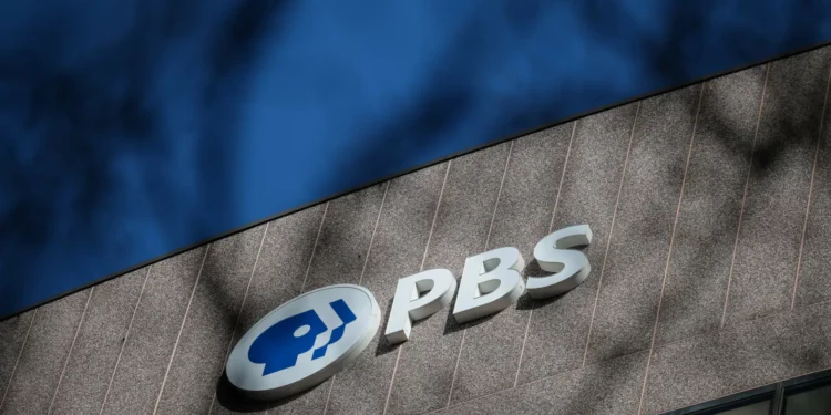 Televisão pública processa Administração Trump por corte de verbas