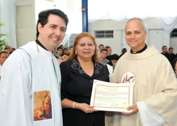 No ano em que Francisco virou papa, Robert Prevost estava entre jovens em colégio no Brasil