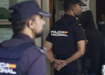 Espanha. Mulher sai de casa durante discussão e pai mata a filha de ambos