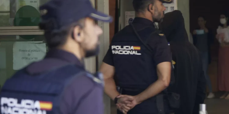 Espanha. Mulher sai de casa durante discussão e pai mata a filha de ambos