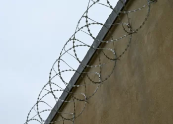 Dez presos “armados e perigosos” ainda em fuga de prisão nos EUA