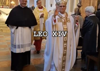 Veja a vestimenta do Papa Leão XIV, criada por estilista italiano e gay que vestia Francisco