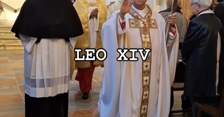 Veja a vestimenta do Papa Leão XIV, criada por estilista italiano e gay que vestia Francisco