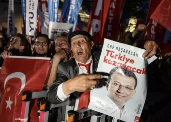 Oposição turca junta dezenas de milhares de pessoas em Istambul