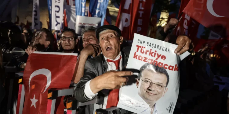 Oposição turca junta dezenas de milhares de pessoas em Istambul