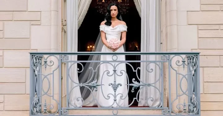 Desenho achado na internet: A história por trás do vestido de noiva de Demi Lovato