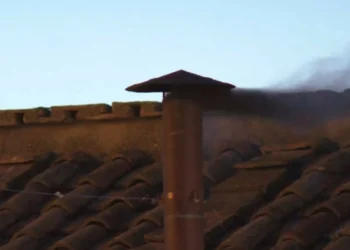 Não há (ainda) novo Papa. Veja o vídeo da chaminé a deitar fumo negro